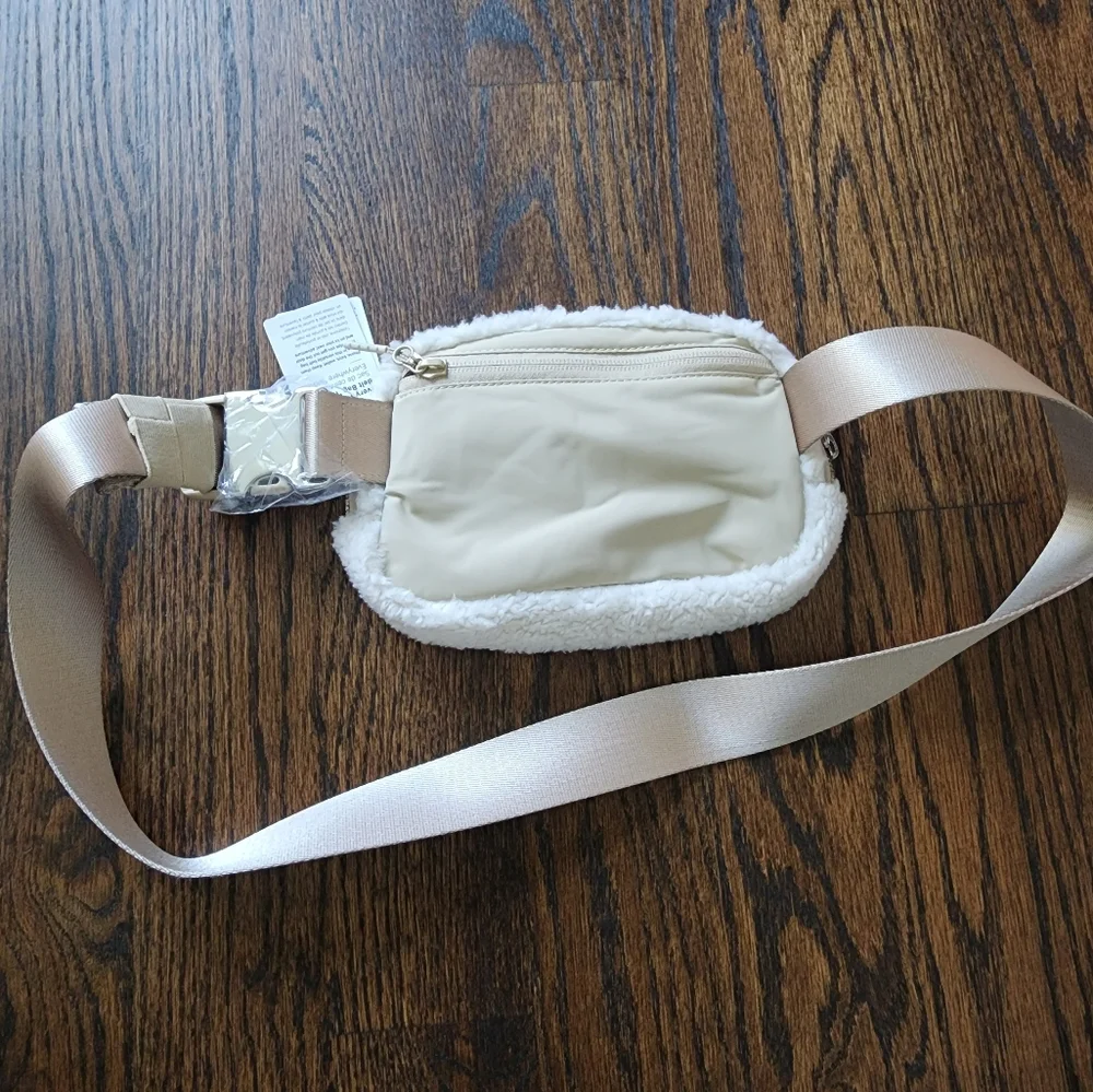 Lululemon Everywhere Fleece Belt Bag Ivory & Silver - Picture 4 of 7